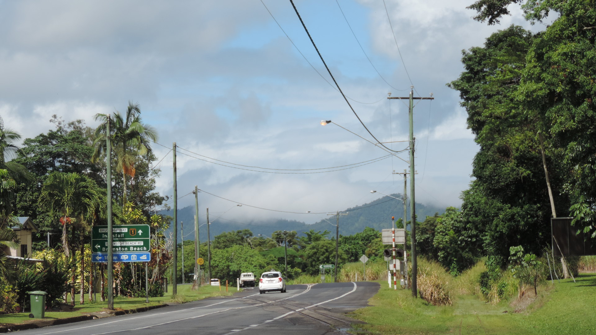 Bruce_Highway_passing_through_Mirriwinni,_2018