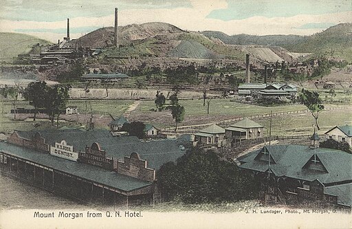 512px-StateLibQld_2_237174_View_of_the_town_of_Mount_Morgan_and_the_mine_beyond