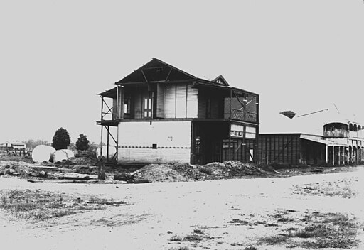 512px-StateLibQld_1_138615_Part_of_the_Commercial_Hotel_awaiting_removal_to_higher_ground_after_the_1916_Clermont_flood